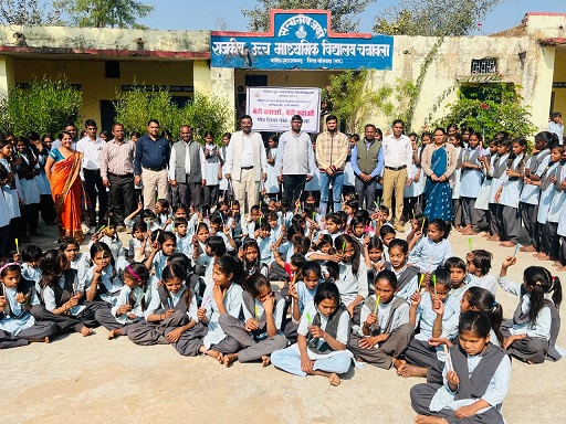 भारत सरकार के बेटी बचाओ बेटी पढ़ाओ का कार्यक्रम चना ब्ला एवम् माही डेम मै गोद लिए ग्राम मै आयोजित