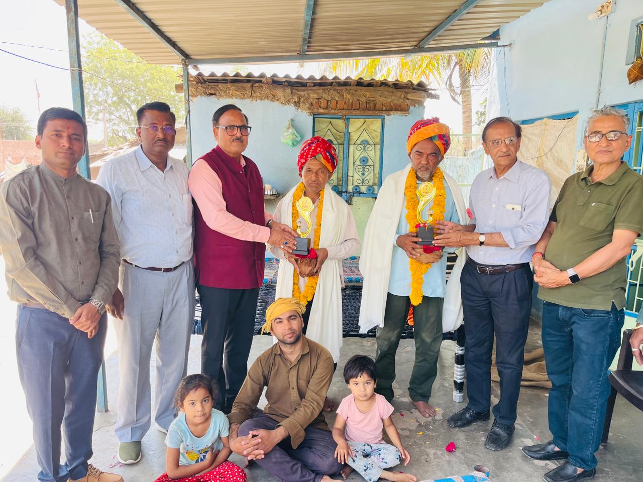 आज माननीय कुलपति महोदय के सानिध्य में गोविंद गुरु के पड़पोते श्री कन्हैया गिरी /रामगिरी महाराज एवम् देवीसिंह/मोती गिरी महाराज ग्राम कालिया भीत फाटी खान, केवड़िया में व्यक्तिगत मुलाकात हुई l माननीय कुलपति महोदय द्वारा उनका सम्मान किया गया l Date: 23-03-2025