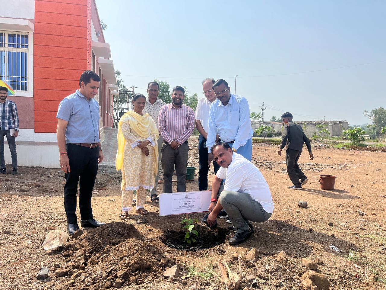 भारत के यशस्वी माननीय प्रधानमंत्री श्री नरेंद्र मोदी जी से प्रेरणा लेकर विश्वविद्यालय के कुलगुरु प्रो. केशव सिंह ठाकुर द्वारा  दो सिंदूर के पौधों का रोपण विश्वविद्यालय के बोटैनिकल गार्डन एवं नवनिर्मित स्वामी विवेकानंद भवन के परिसर में  दिनांक 05 जून 2025 को किया गया l