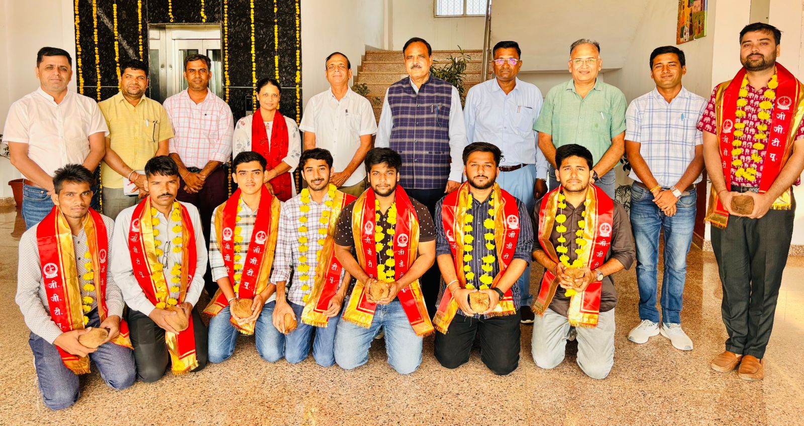 सूचना सहायक भर्ती परीक्षा में जीजीटीयू इंजीनियरिंग के छात्रों और फैकल्टी का सम्मान समारोह मे माननीय कुलपति महोदय